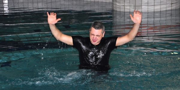 27 декабря 2015 в церкви G12live Würzburg  состоялось Водное крещение
